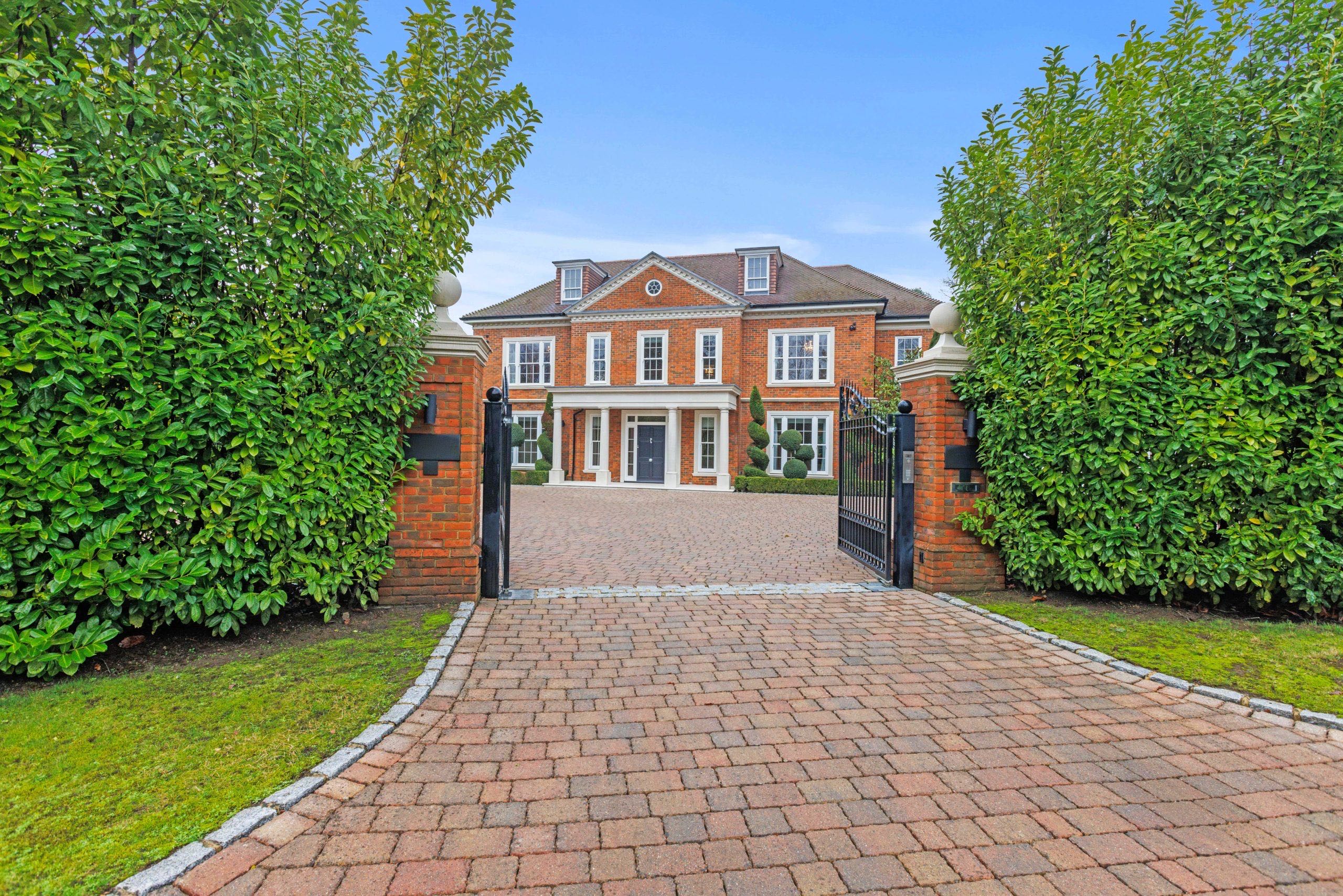 Wentworth Estate exterior - front elevation with stone columns and sweeping driveway