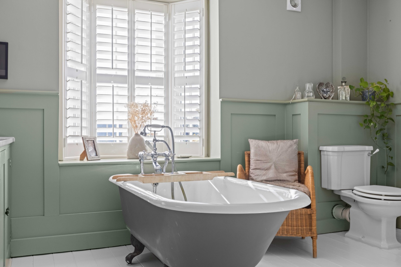 Philpot Lane, Chobham - bathroom with roll-top bath
