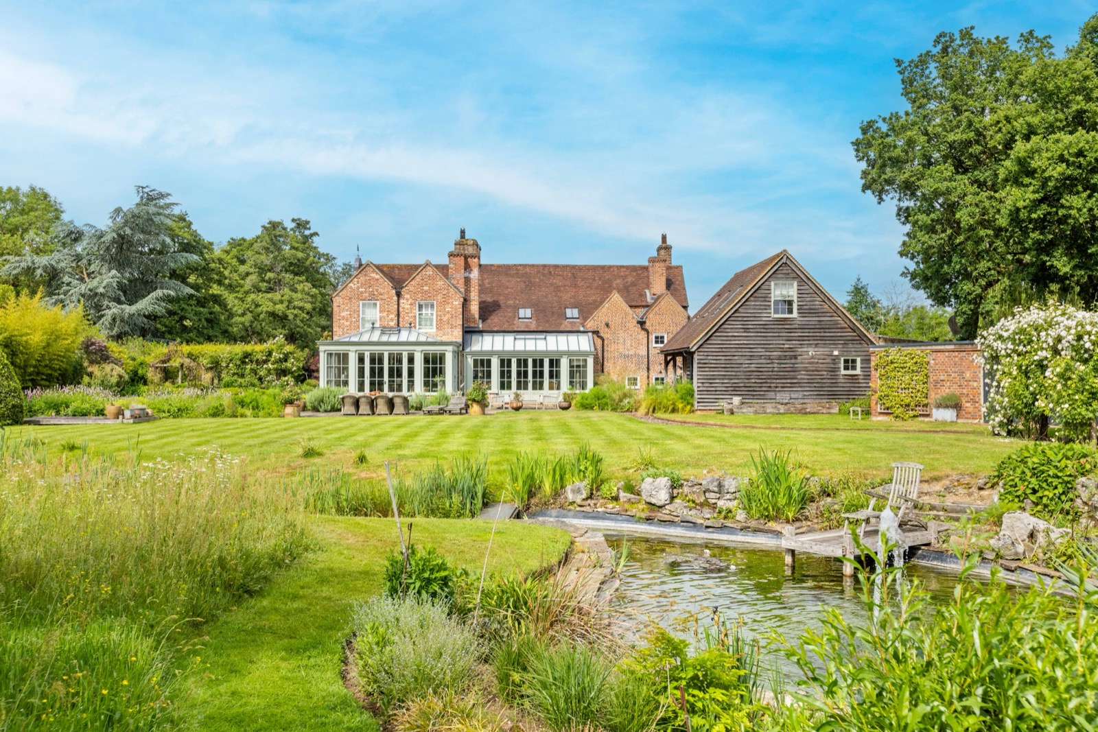 Philpot Lane, Chobham - gardens with pond