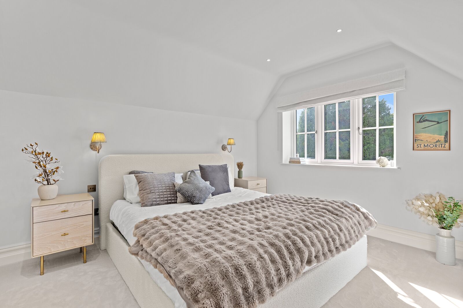 Trotsworth Avenue, Wentworth Estate - bedroom with vaulted ceiling