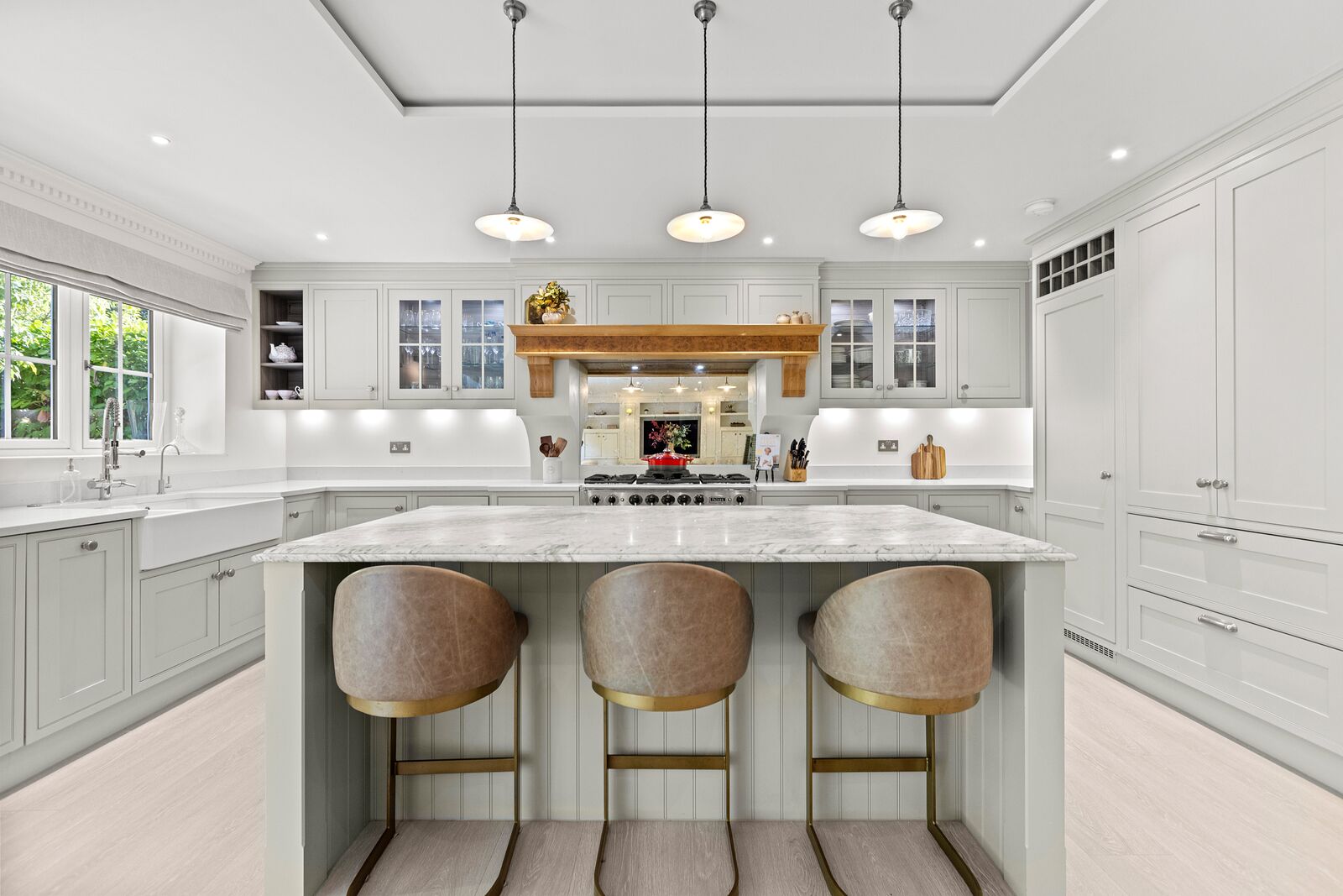 Trotsworth Avenue, Wentworth Estate - farmhouse-style kitchen with island seating